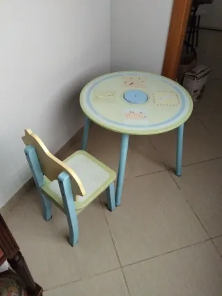Mesa y silla infantil con diseño de animales