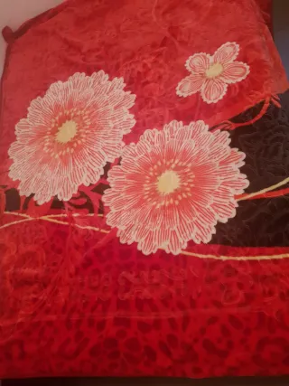 Manta de forro polar rosas y rojas