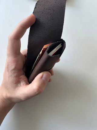 Cartera de cuero minimalista