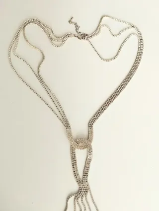 Collar plateado con nudo y flecos