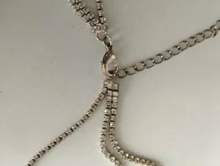 Collar plateado con nudo y flecos