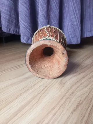 Tambor artesanal con adornos