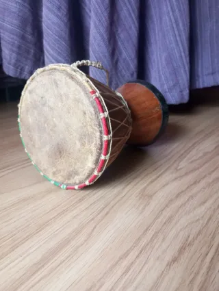 Tambor artesanal con adornos
