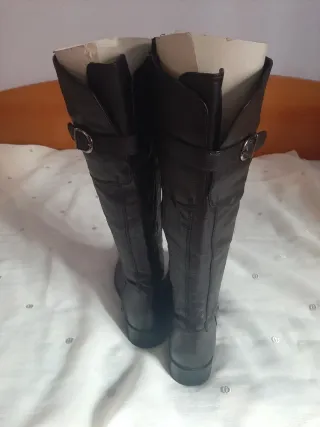 Botas altas de piel negras