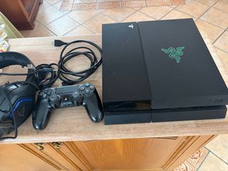 PS4 (PlayStation 4) Negra con Logo Razer