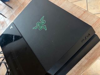 PS4 (PlayStation 4) Negra con Logo Razer