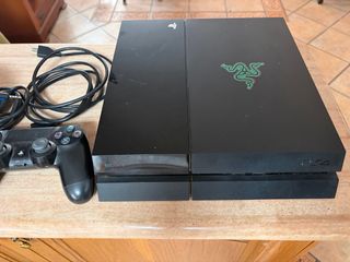 PS4 (PlayStation 4) Negra con Logo Razer