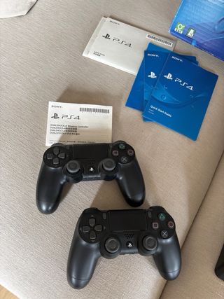 PS4 (PlayStation 4) con 2 mandos