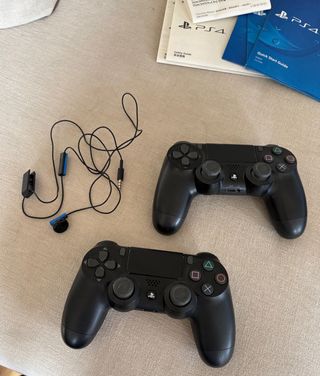 PS4 (PlayStation 4) con 2 mandos