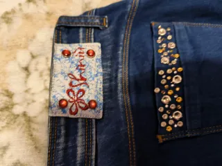 Jeans donna con strass e sfumatura