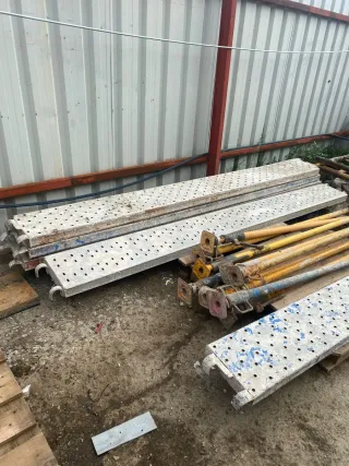 Puntales y herramientas de construcción