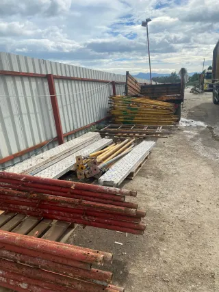 Puntales y herramientas de construcción