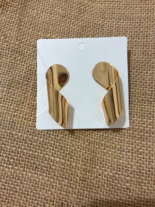 Pendientes dorados espiral elegantes