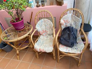 Mesa y 2 sillas de mimbre