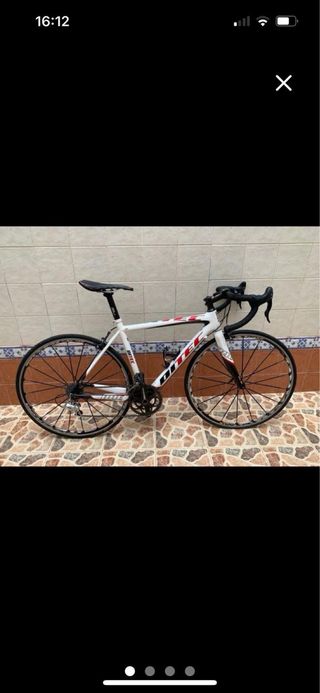 Bicicleta de carretera blanca