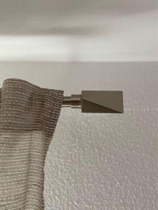 Cortinas de salón beige y blancas