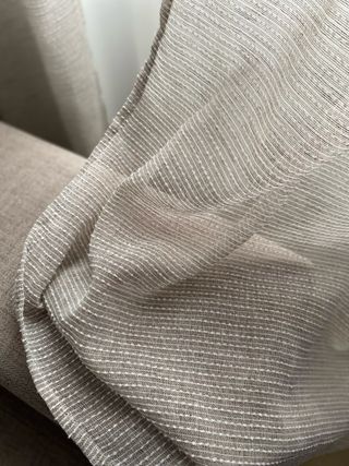 Cortinas de salón beige y blancas