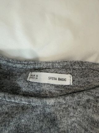 Jersey gris con puños blancos