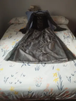 Disfraz Negro y Gris Talla mediana se regala gorro