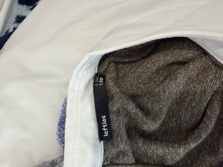 Jersey verde oliva con cuello blanco