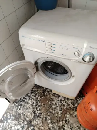 Lavadora Candy y y nevera beko