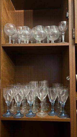 Vasos de cristal azul y transparente