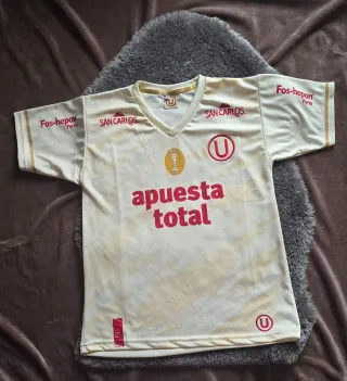 “Polos de Alianza Lima y Universitario y de Perú "
