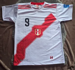 “Polos de Alianza Lima y Universitario y de Perú "