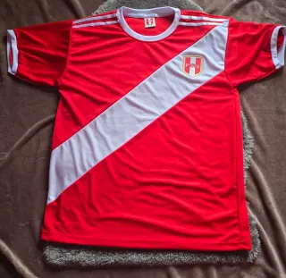 “Polos de Alianza Lima y Universitario y de Perú "