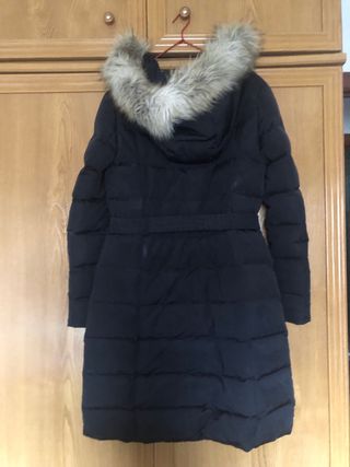 Abrigo plumífero negro con cinturón