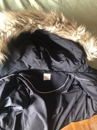 Abrigo plumífero negro con cinturón