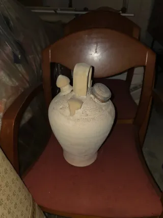 Botijo de barro antiguo