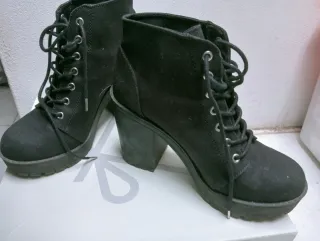 Stivaletti neri H&M con lacci