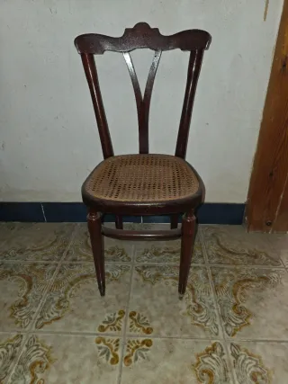 Mini silla de madera oscura con asiento de rejilla