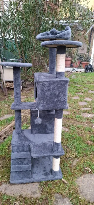 Tiragraffi per gatti a più livelli