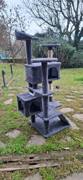 Tiragraffi per gatti a più livelli