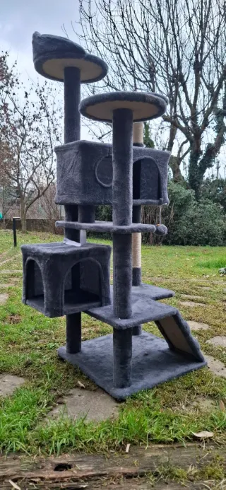 Tiragraffi per gatti a più livelli