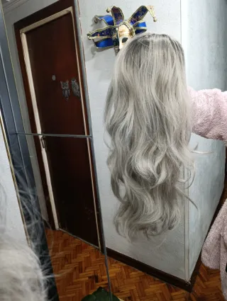 Peluca sintética gris ondulada