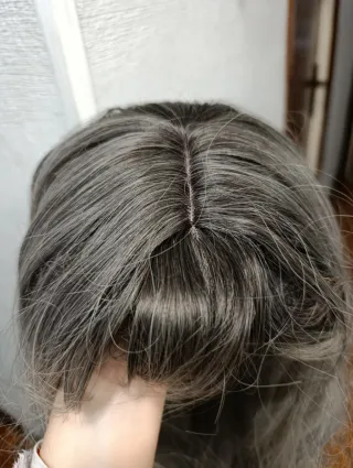 Peluca sintética gris ondulada
