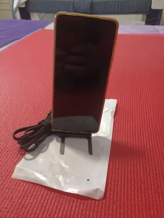 Cable USB tipo C de carga rápida con soporte.