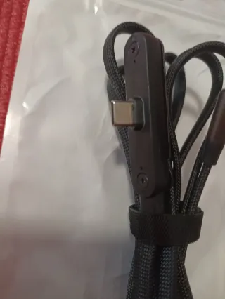 Cable USB tipo C de carga rápida con soporte.