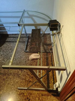 Mesa escritorio en L de cristal y aluminio