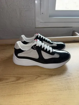 Zapatillas Prada Negras y Blancas