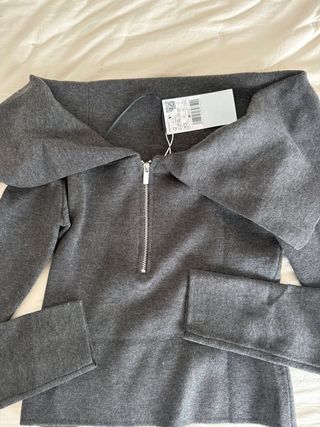 Camisa gris con cremallera