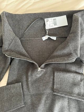 Camisa gris con cremallera