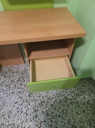 Escritorio madera y cajones verdes