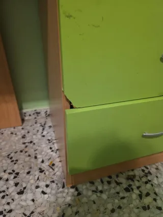 Escritorio madera y cajones verdes