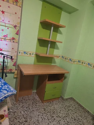 Escritorio madera y cajones verdes