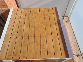 Mesa y 2 sillas para exterior en bueno estado