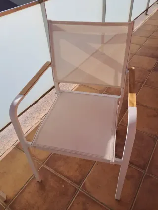 Mesa y 2 sillas para exterior en bueno estado